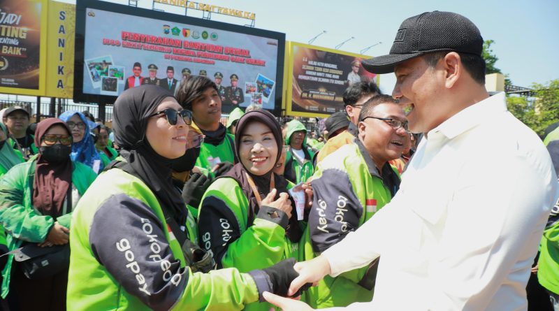 Pemkab Sidoarjo Bagikan 1.000 Paket Beras Untuk Pengemudi Ojol Bentuk Kepedulian Sekaligus Solidaritas Memperingati Setahun Wafatnya Affan Kurniawan