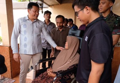 Bupati Subandi Bantu Kursi Roda untuk Tiga Warga Wonoayu, Mereka Senang Dibantu