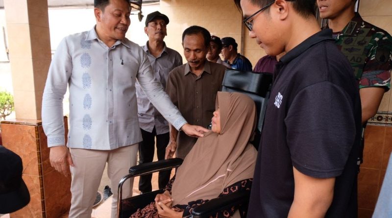 Bupati Subandi Bantu Kursi Roda untuk Tiga Warga Wonoayu, Mereka Senang Dibantu