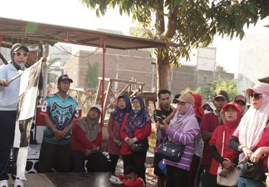Ketua TP-PKK Sidoarjo Sriatun Subandi Berbaur dengan Ribuan Peserta Jalan Sehat