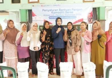 Wabup Mimik Bantu Salurkan Bantuan Pangan Beras di Dua Kecamatan