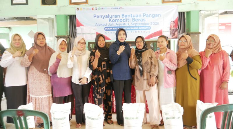 Wabup Mimik Bantu Salurkan Bantuan Pangan Beras di Dua Kecamatan