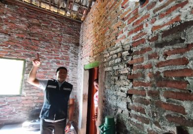 Bupati Subandi Salurkan Bantuan Kursi Roda dan Renovasi RTLH di Krembung-Prambon