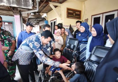 Bupati Subandi Hadir Langsung, Berikan Bantuan Kursi Roda bagi Warga Kecamatan Sidoarjo