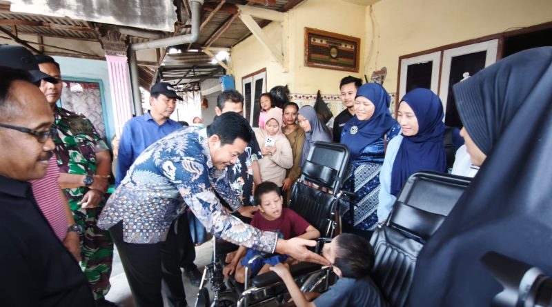 Bupati Subandi Hadir Langsung, Berikan Bantuan Kursi Roda bagi Warga Kecamatan Sidoarjo
