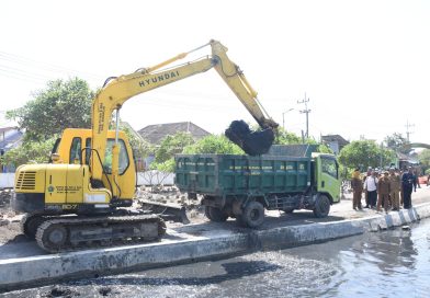 Pemkab Sidoarjo Kerahkan 8 Ekskavator untuk Normalisasi Sungai di Tanggulangin dan Candi