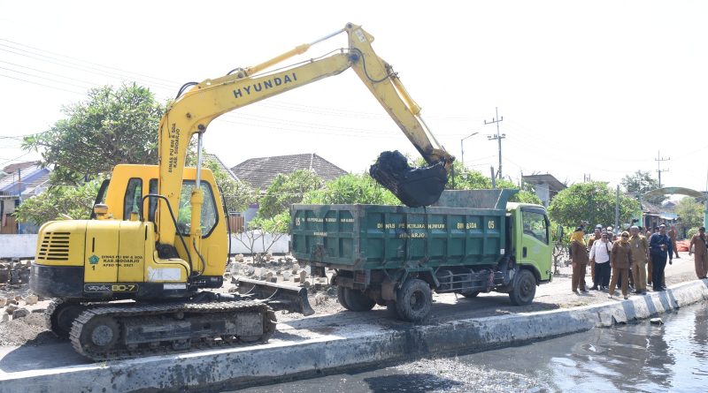 Pemkab Sidoarjo Kerahkan 8 Ekskavator untuk Normalisasi Sungai di Tanggulangin dan Candi
