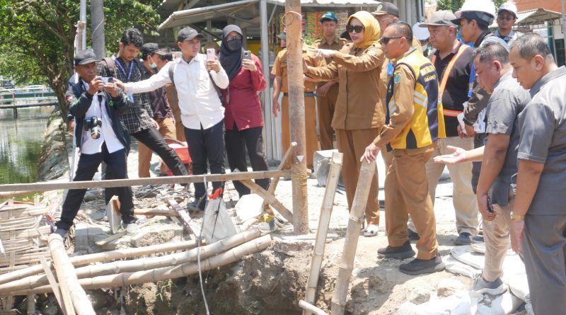 Sidak Proyek Jembatan Candinegoro yang Terlambat, Wabup Mimik Idayana Temukan Deviasi 28 Persen