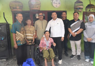 Bupati Subandi Bantu Perbaikan Rumah dan Serahkan Kursi Roda di Buduran