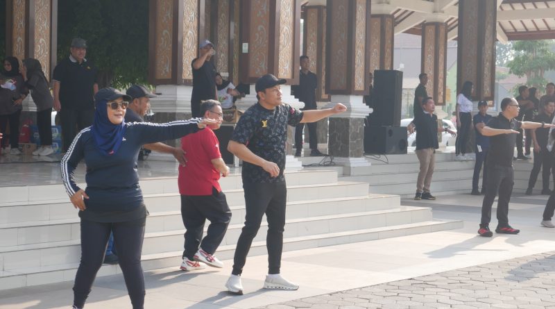 Senam Bersama ASN Sidoarjo, Bupati Subandi Ajak Jaga Kesehatan dan Kebersamaan Senam Bersama ASN Sidoarjo, Bupati Subandi Ajak Jaga Kesehatan dan Kebersamaan