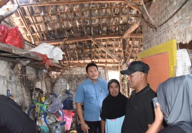 Blusukan ke Jabon, Bupati Subandi Serahkan Bantuan Empat Kursi Roda dan Benahi Dua Rumah Blusukan ke Jabon, Bupati Subandi Serahkan Bantuan Empat Kursi Roda dan Benahi Dua Rumah