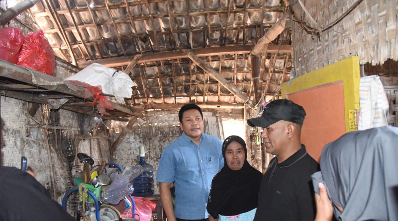 Blusukan ke Jabon, Bupati Subandi Serahkan Bantuan Empat Kursi Roda dan Benahi Dua Rumah Blusukan ke Jabon, Bupati Subandi Serahkan Bantuan Empat Kursi Roda dan Benahi Dua Rumah