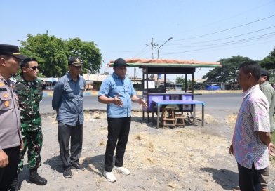 Bupati Subandi Minta Dinas PUBMSDA Lebarkan Persimpangan Jalan Depan Polsek Jabon