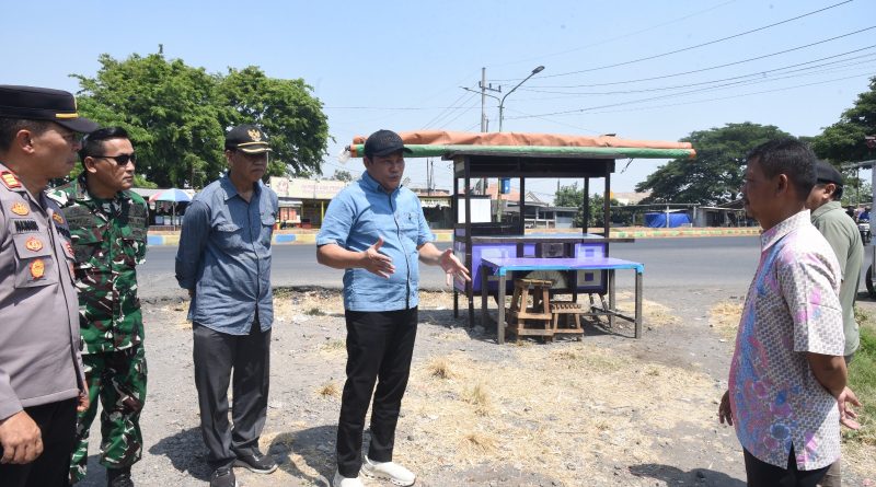 Bupati Subandi Minta Dinas PUBMSDA Lebarkan Persimpangan Jalan Depan Polsek Jabon