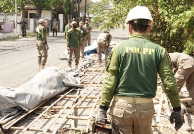 Kembalikan Fungsi Jalan, Satpol PP Sidoarjo Lanjutkan Penertiban Bangunan Liar di Frontage Road Waru