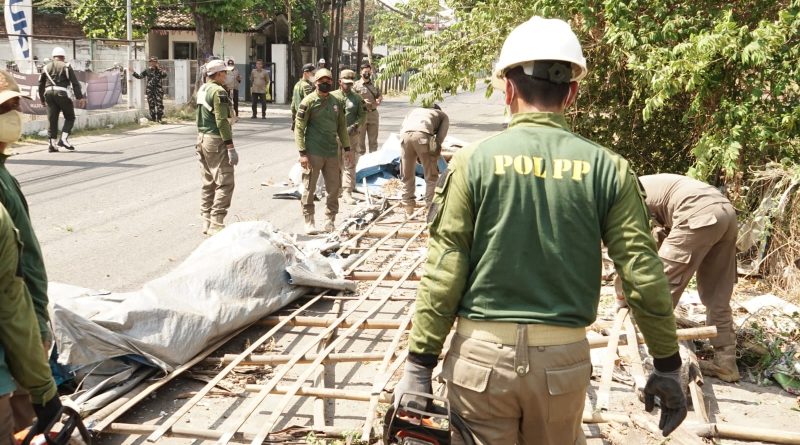 Kembalikan Fungsi Jalan, Satpol PP Sidoarjo Lanjutkan Penertiban Bangunan Liar di Frontage Road Waru