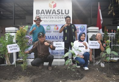Wabup Mimik Tanam Pohon Manggis di Bawaslu Sidoarjo, Simbol Integritasdan Kejujuran