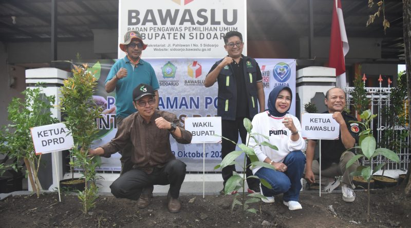Wabup Mimik Tanam Pohon Manggis di Bawaslu Sidoarjo, Simbol Integritasdan Kejujuran