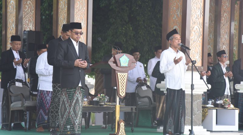 Ketua DPRD Sidoarjo, H. Abdillah Nasih Pimpin Upacara Peringati Hari Santri 2026