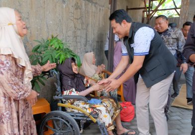 Bupati Subandi Salurkan Bantuan Perbaikan Dua Rumah dan Empat Kursi Roda