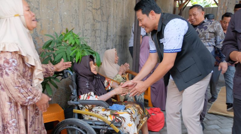 Bupati Subandi Salurkan Bantuan Perbaikan Dua Rumah dan Empat Kursi Roda