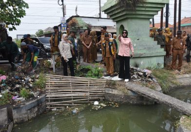 Wabup Mimik Sidak Normalisasi Sungai Afvour Wilayut, Dorong Normalisasi Berkala dan Pengembangan Wisata Air Wabup Mimik Sidak Normalisasi Sungai Afvour Wilayut, Dorong Normalisasi Berkala dan Pengembangan Wisata Air