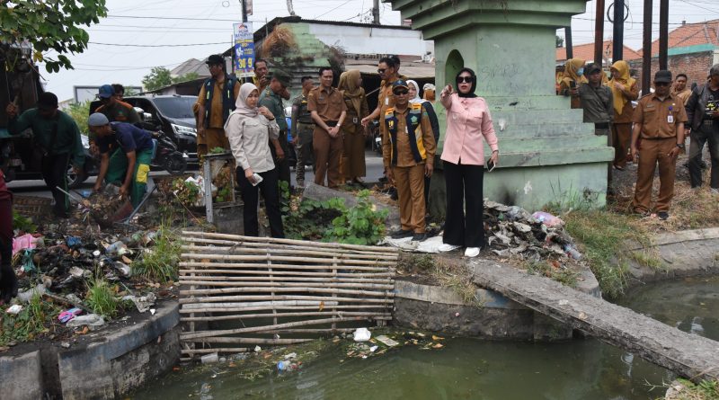 Wabup Mimik Sidak Normalisasi Sungai Afvour Wilayut, Dorong Normalisasi Berkala dan Pengembangan Wisata Air Wabup Mimik Sidak Normalisasi Sungai Afvour Wilayut, Dorong Normalisasi Berkala dan Pengembangan Wisata Air