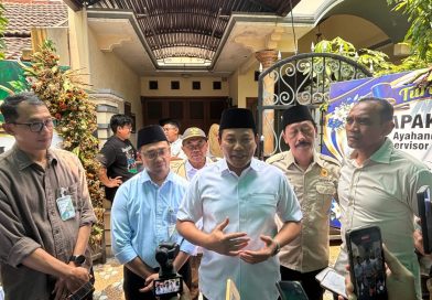 Bupati Sidoarjo Serahkan Santunan BPJS Ketenagakerjaan kepada Keluarga Kepala Desa Tropodo