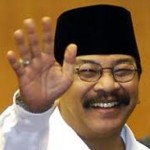 Pakde Karwo Sholat Jumat Bareng Warga Babat Jerawat!