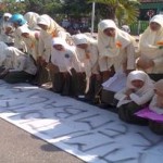 Desak Kepala Kemenag Pamekasan Mundur, Digalang Tanda Tangan di Atas Kafan