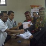Eggi-Sihat Serahkan 4 Truk KTP ke KPU Jatim