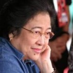 Megawati Menangis di Tugu Proklamasi