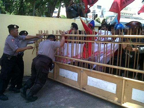 Unjuk Rasa Forkot Gresik di Kantor PN Ricuh
