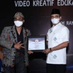 Bupati Bangkalan Ra Latif dinobatkan sebagai tokoh Favorit