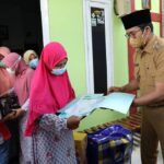 Ra Latif Bupati Bangkalan Santuni Korban KRI Nanggala -402 Istri dan Anak Almarhum Serda Eko