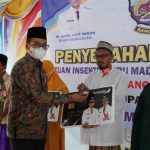 Bupati Bangkalan Ra Latif Turba Serahkan 1.409 Kartu ATM Insentif Guru Ngaji-Madin