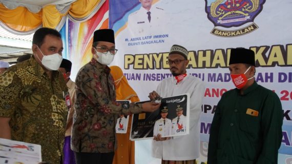 Bupati Bangkalan Ra Latif Turba Serahkan 1.409 Kartu ATM Insentif Guru Ngaji-Madin