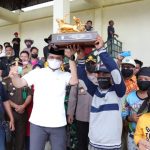 Ra Latif berikan Hadiah kepada Pemenang Karapan Sapi Piala Bupati Bangkalan 2021