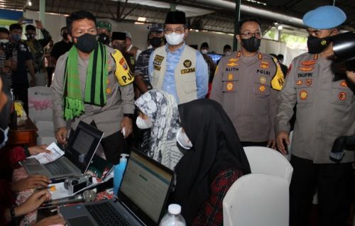 Bupati Bangkalan Ra Latif Dampingi Kapolda Pantau Vaksinasi di Ponpes Ar Rowiyah