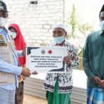 Bupati Bangkalan Ra Latif Bantu warga Arosbaya Korban Pohon Tumbang