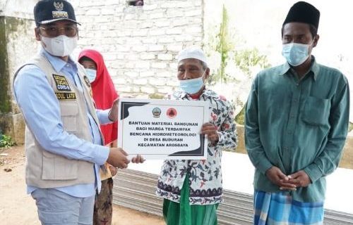 Bupati Bangkalan Ra Latif Bantu warga Arosbaya Korban Pohon Tumbang