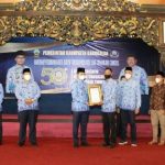 Bupati Bangkalan Ra Latif  Beri Penghargaan 41 Kepala Desa