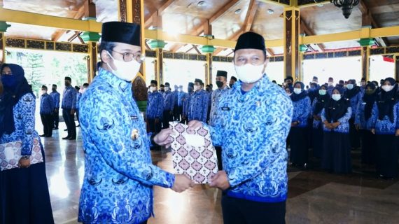 HUT Korpri ke-50, Bupati Ra Latif Serahkan Ratusan SK Pengangkatan PNS Bangkalan