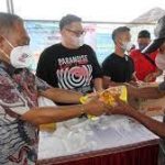 Borong minyak goreng, “Crazy rich” Surabaya bagi-bagi gratis ke warga