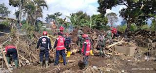 Relawan PMI Bersihkan Rumah Korban Banjir Bandang di Jember