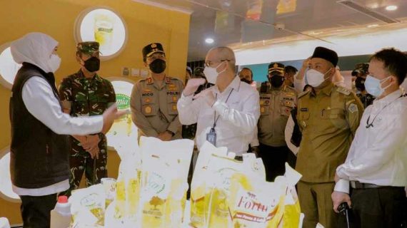 Gubernur Jatim Khofifah Cek Produksi Minyak Goreng di Gresik