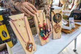 Dekranasda Surabaya Rini seleksi produk UMKM di Surabaya Kriya Galeri