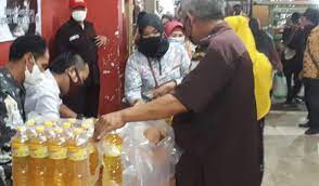 Atasi kelangkaan minyak goreng, Pemkab Pamekasan gelar pasar murah