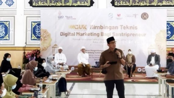 Sandiaga Uno Bimbing santri manfaatkan teknologi digital untuk memasarkan produk