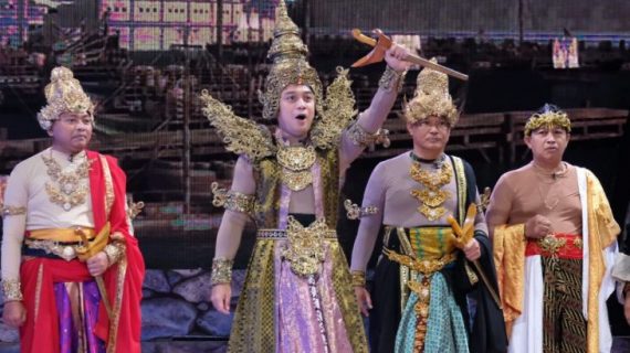 Wali Kota Surabaya Eri Cahyadi unjuk kebolehan seni peran sebagai Raden Wijaya dalam pentas ludruk Kerajaan Majapahit